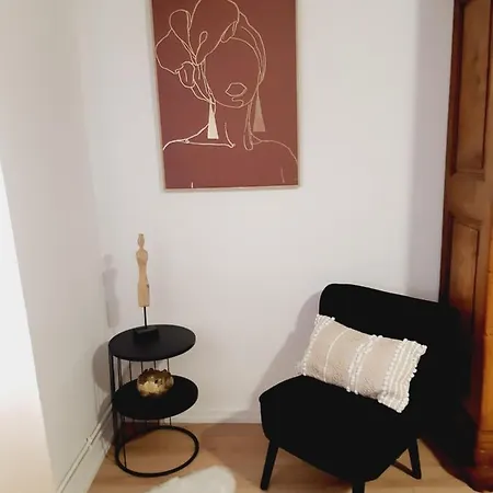 L'Impasse Du Theatre, Grande Maison Familiale